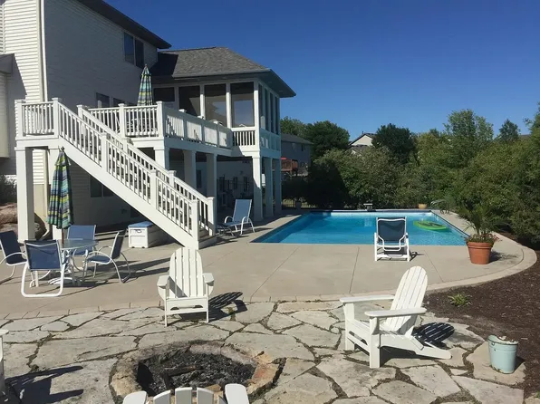 995 Bavaria Hills Ln, Chaska, MN 55318