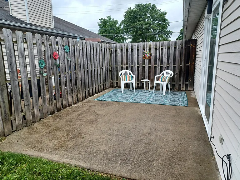 582 Moull St — Photo 36