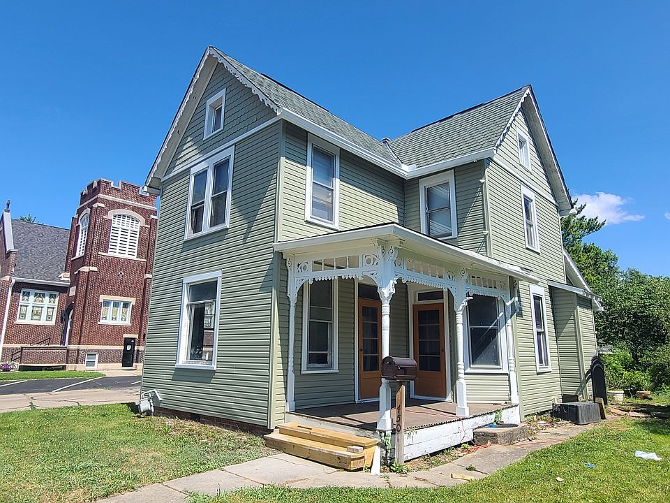1st image of 450 Main St