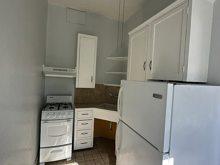 15 N Raymond Ave — Photo 5