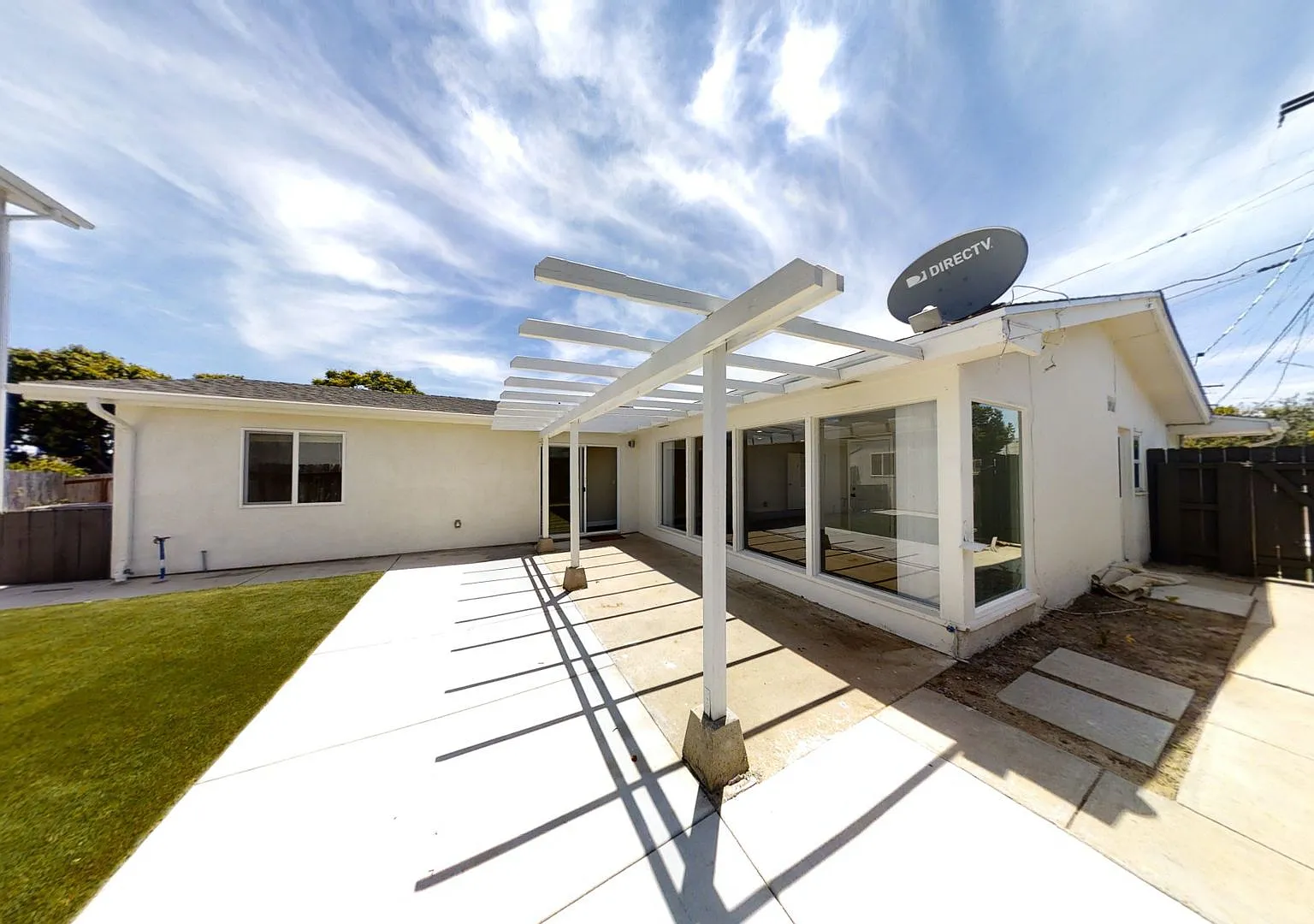 Beautiful home on Tipton with private yard!! — Photo 4