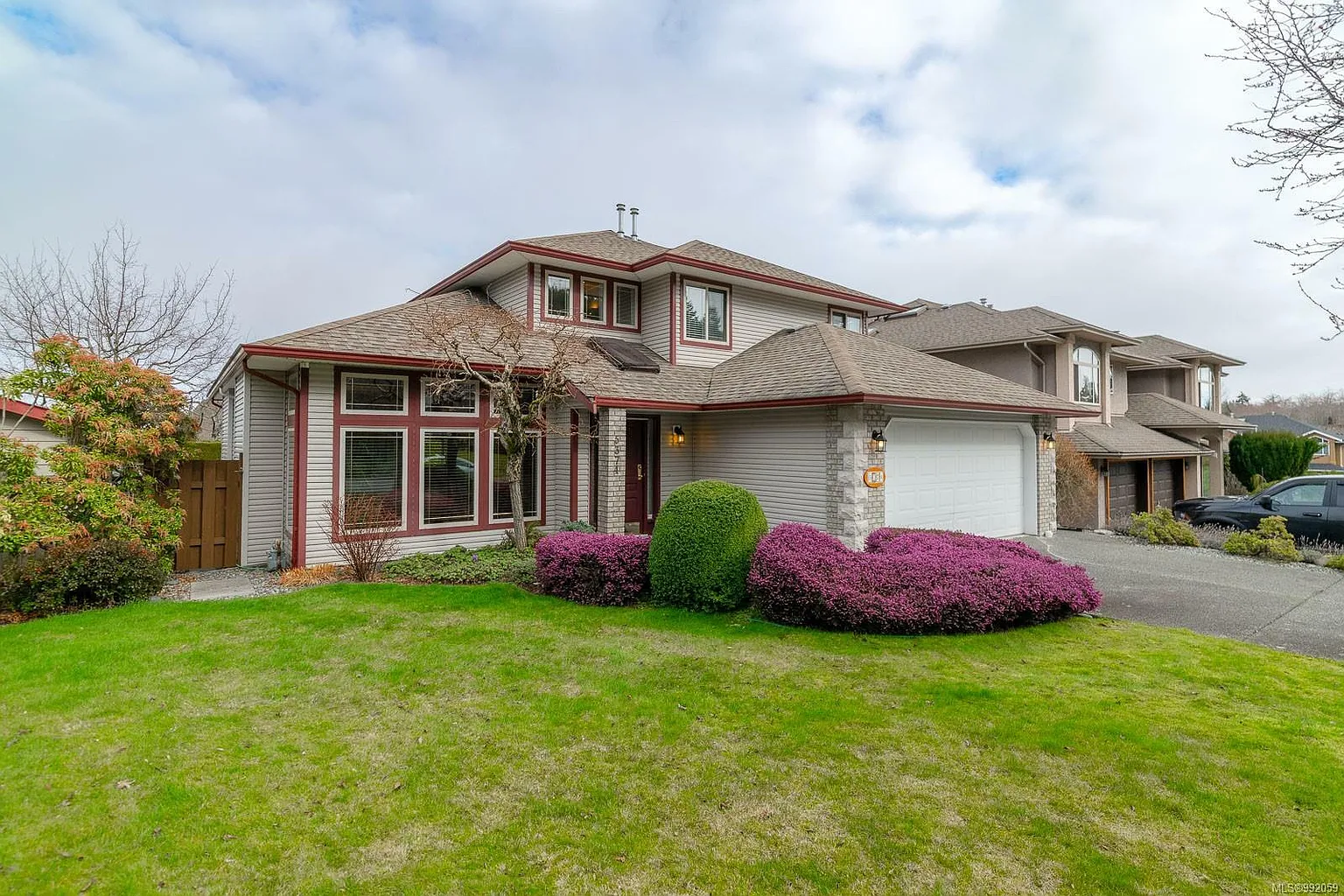 5374 Leslie Cres photo 1