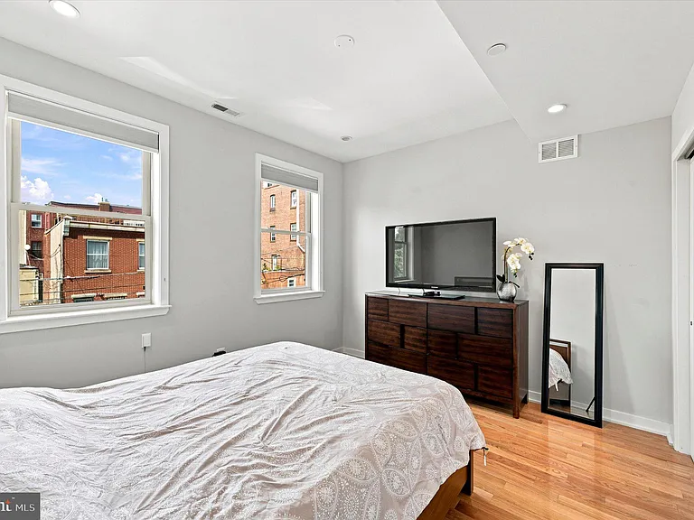 2719 Cambridge St — Photo 20
