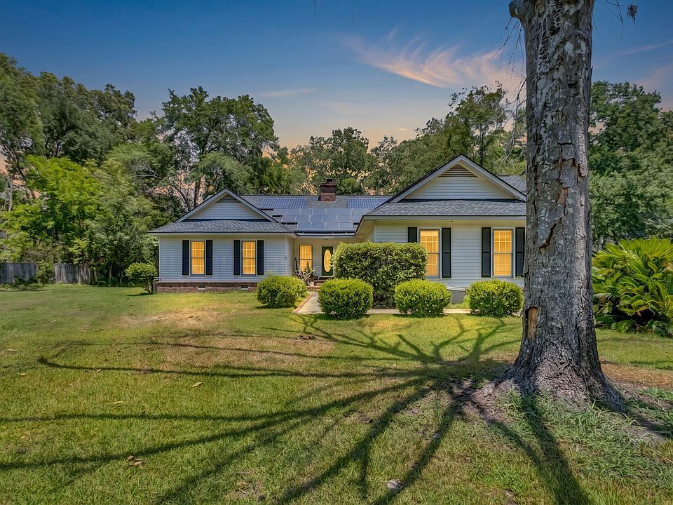 1st image of 4 Garth Dr
