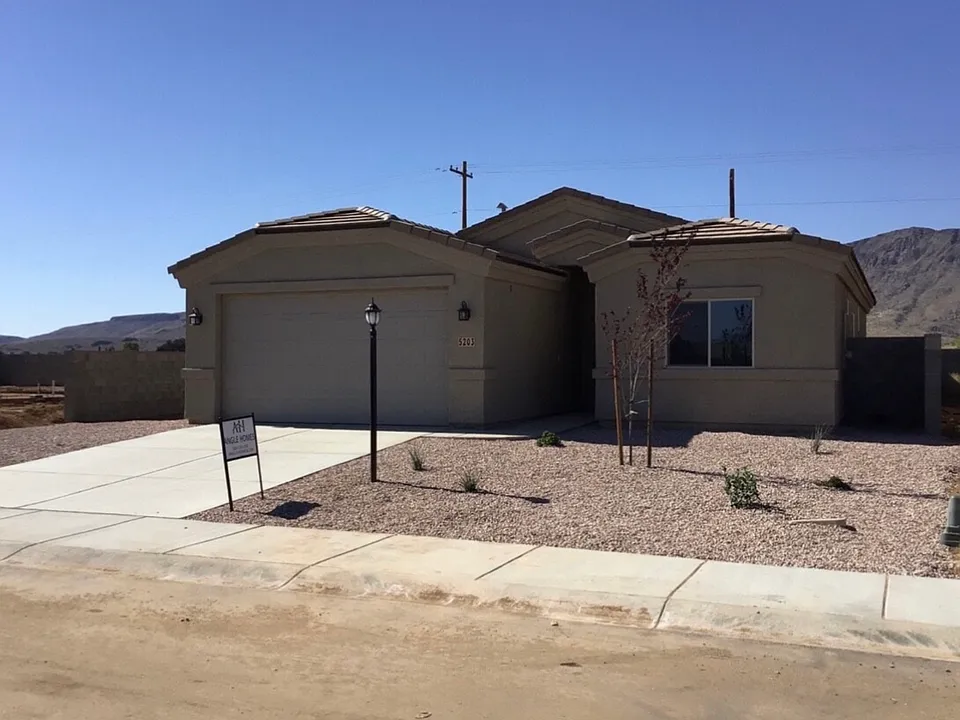 5203 N Valle Verde