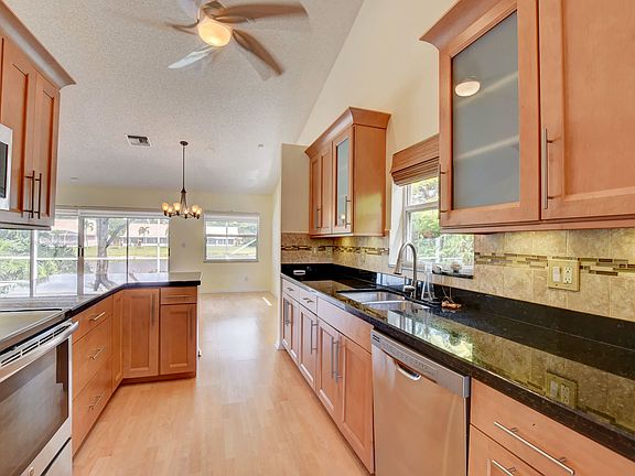 4th image of 5554 Grande Palm Cir