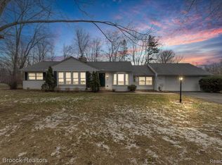 2381 Bratton Ave, Bloomfield Hills, MI 48302