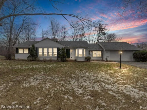 2381 Bratton Ave, Bloomfield Hills, MI 48302