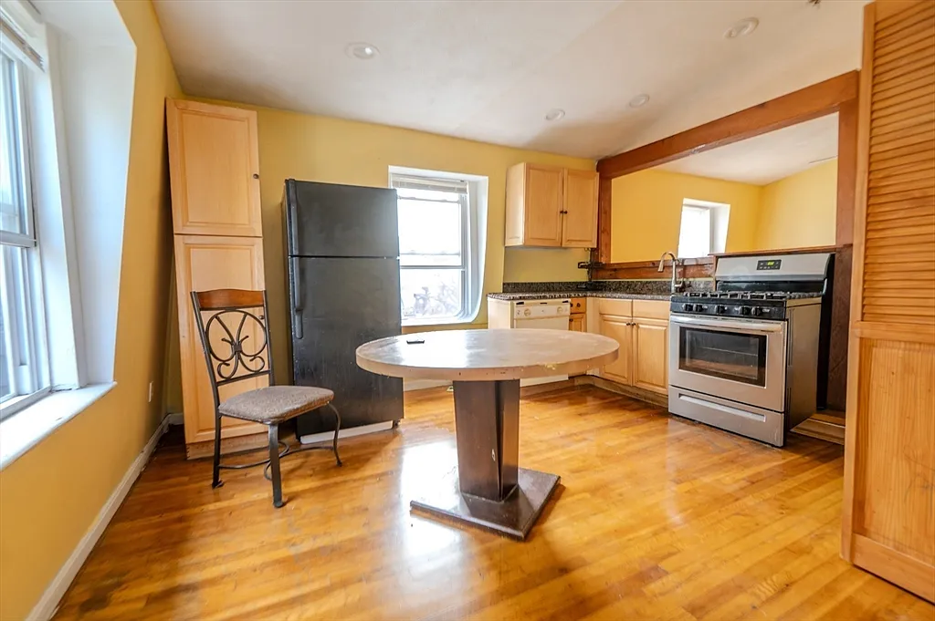 1 bed, 1.5 bath, 650 sqft, $2,300 — Photo 3