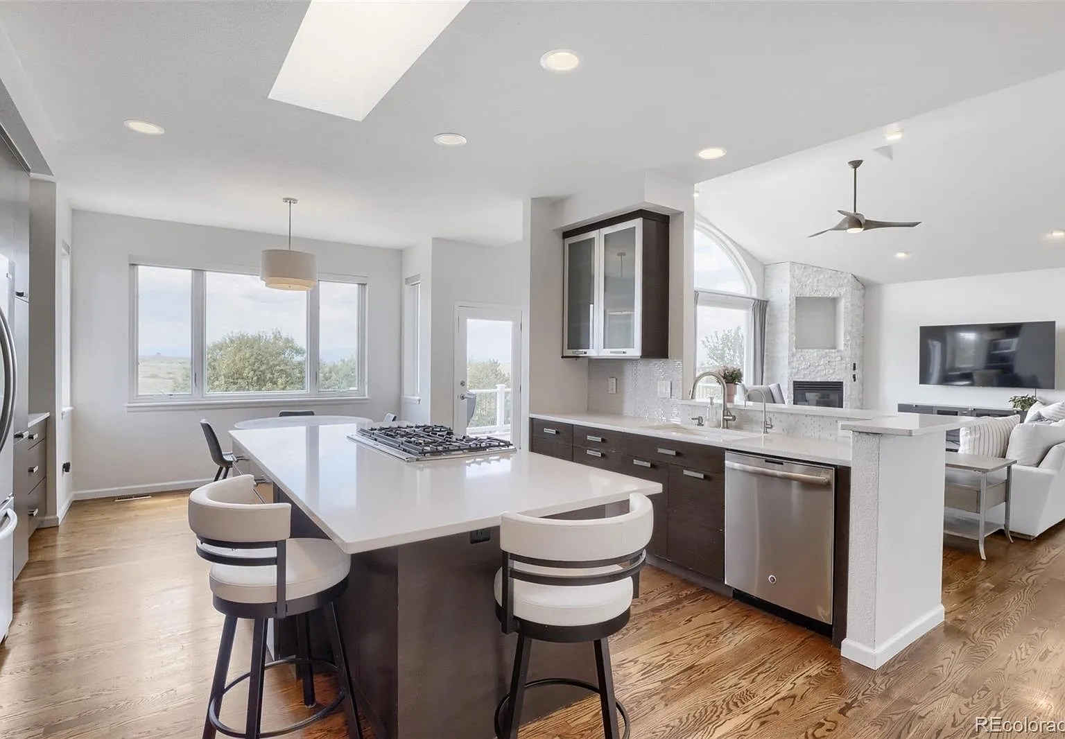 4 bed, 4.0 bath, 3787 sqft, $6,500 — Photo 4