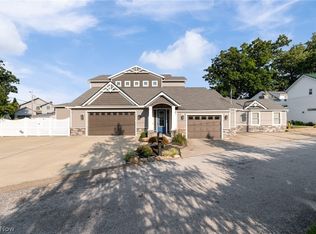 211 Oak Grove Dr, Akron, OH 44319