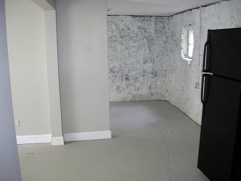 628 Woodford Ave — Photo 9