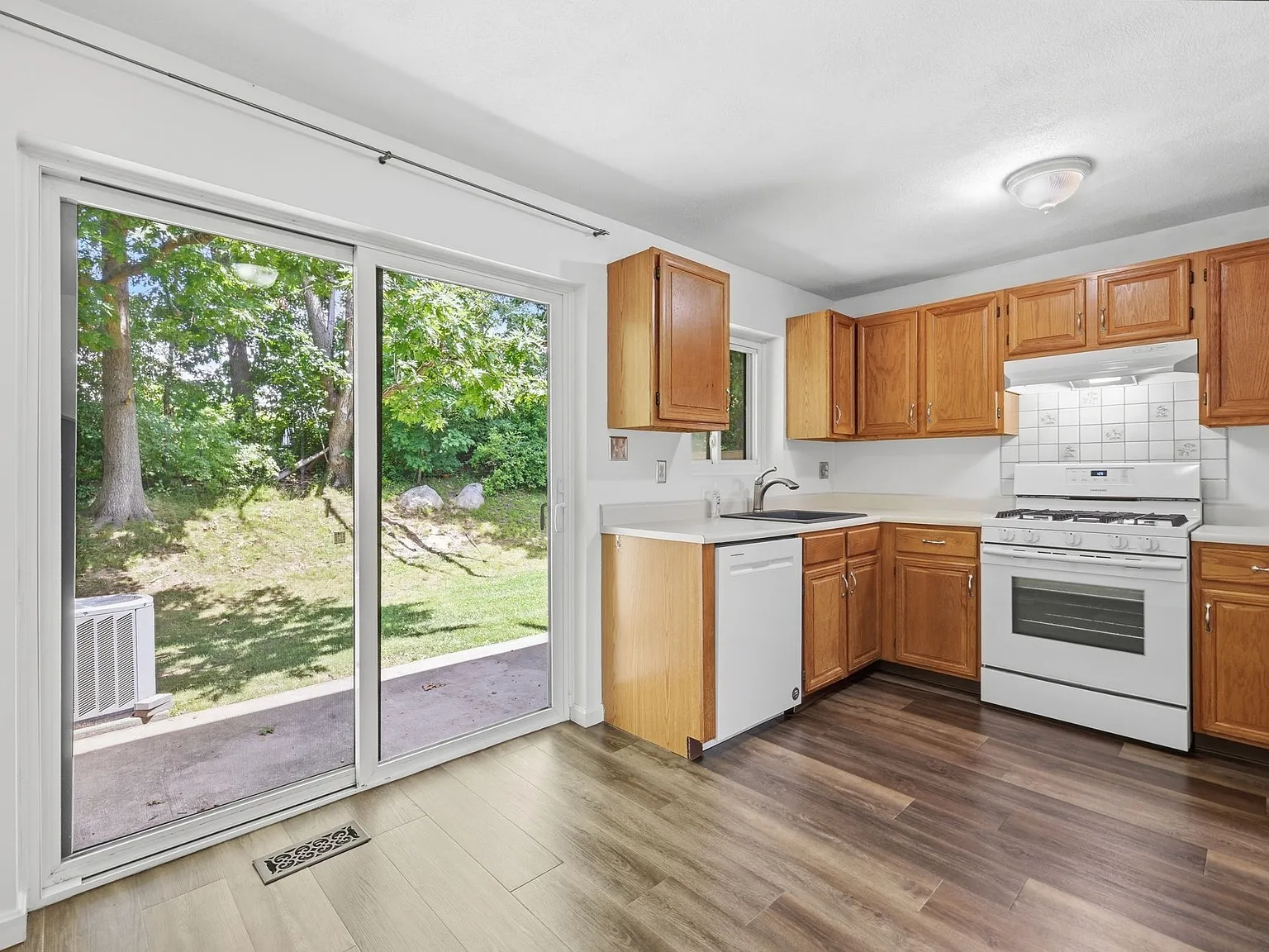 2 bed, 1757 sqft, $3,200 — Photo 2