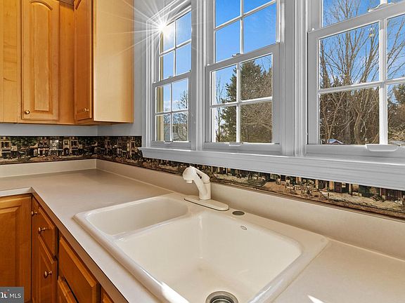 3rd image of 43969 Tavern Dr
