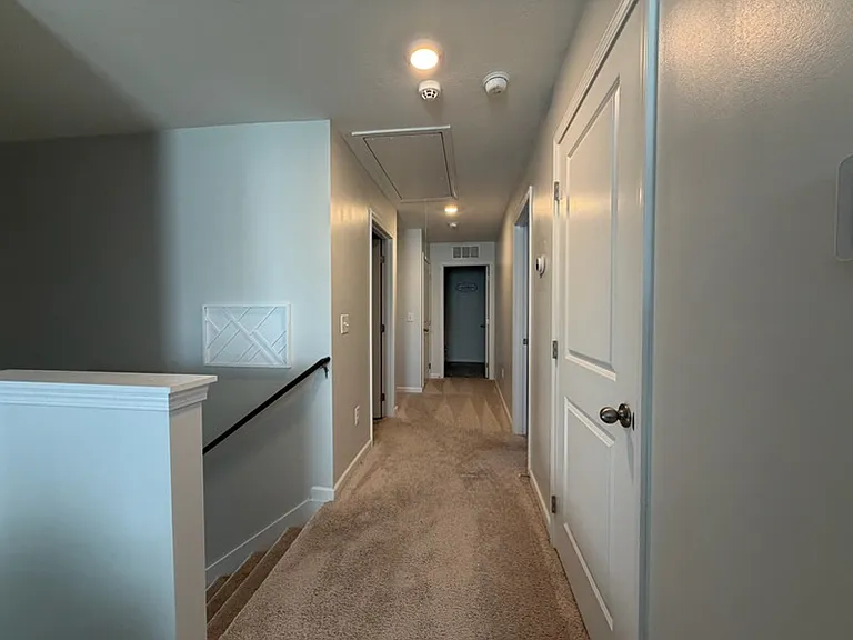 1049 Greenway Dr — Photo 9