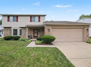 6323 Robison Ln, Saline, MI 48176