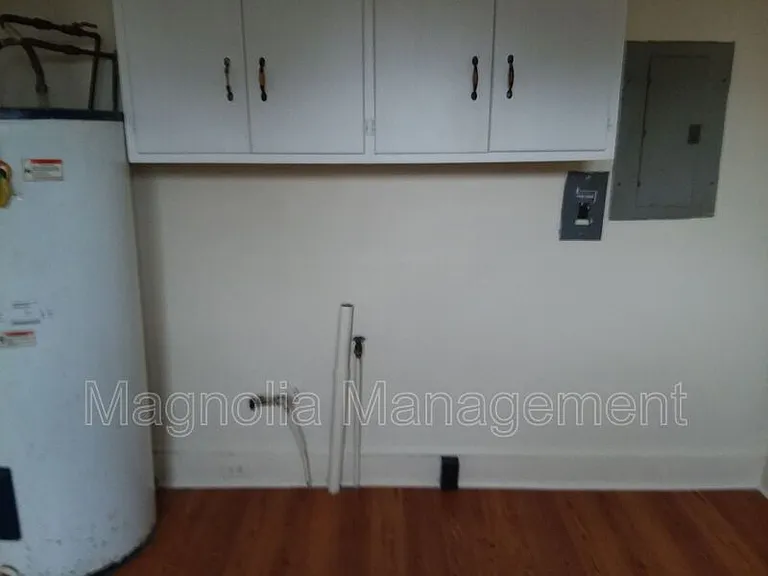 410 Young St — Photo 4