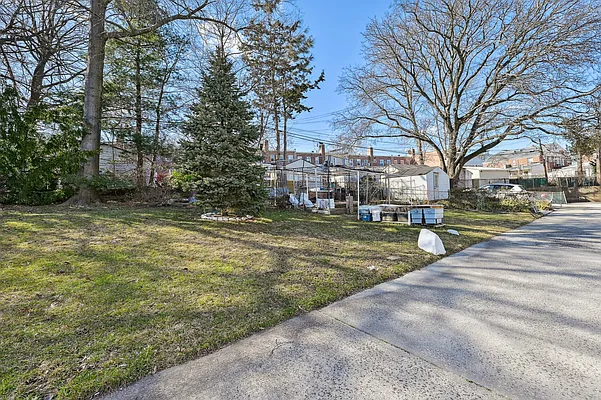 Sold by Julia Shildkret Real Estate Group | media 17