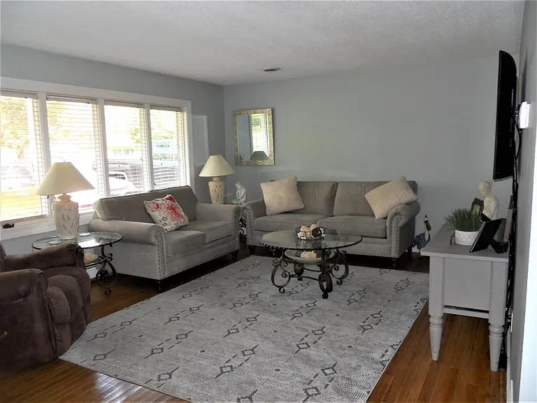 617 Holly Ln — Photo 7