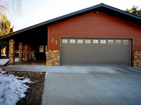 44 6th St S, Carrington, ND 58421
