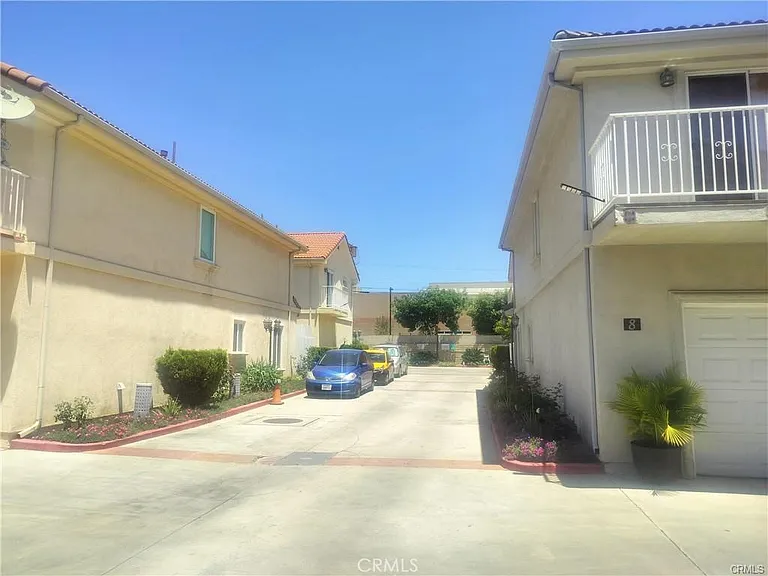14627 Gledhill St — Photo 2