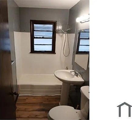 1023 Irving Ave — Photo 6