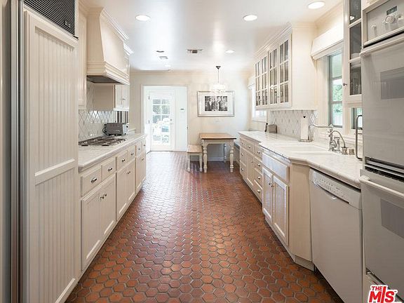 4th image of 526 Almar Ave