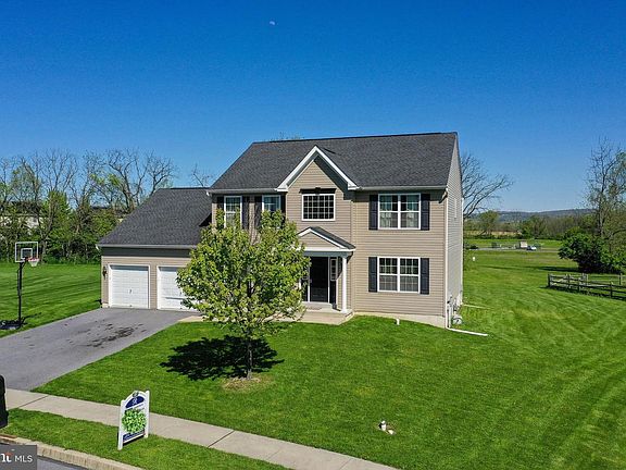 3rd image of 710 Belfair Dr
