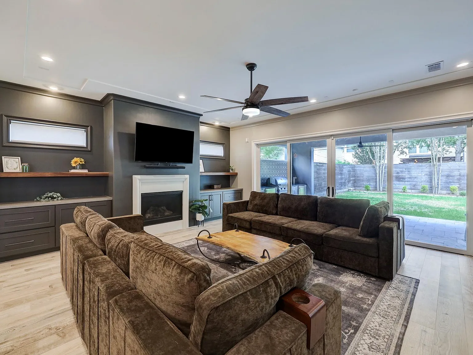 4 bed, 4.5 bath, 4343 sqft, $6,000 — Photo 4