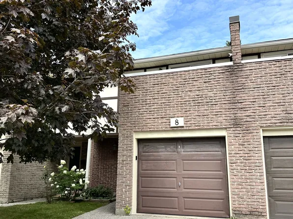 1485 Gulleden Dr #8, Mississauga, ON L4X 2T2
