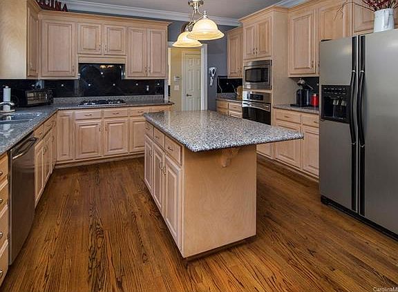 5th image of 3018 Lakewood Edge Dr