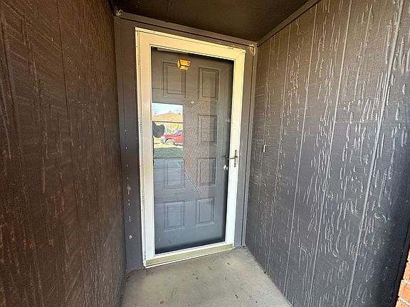 3rd image of 809 N Eagle Ln