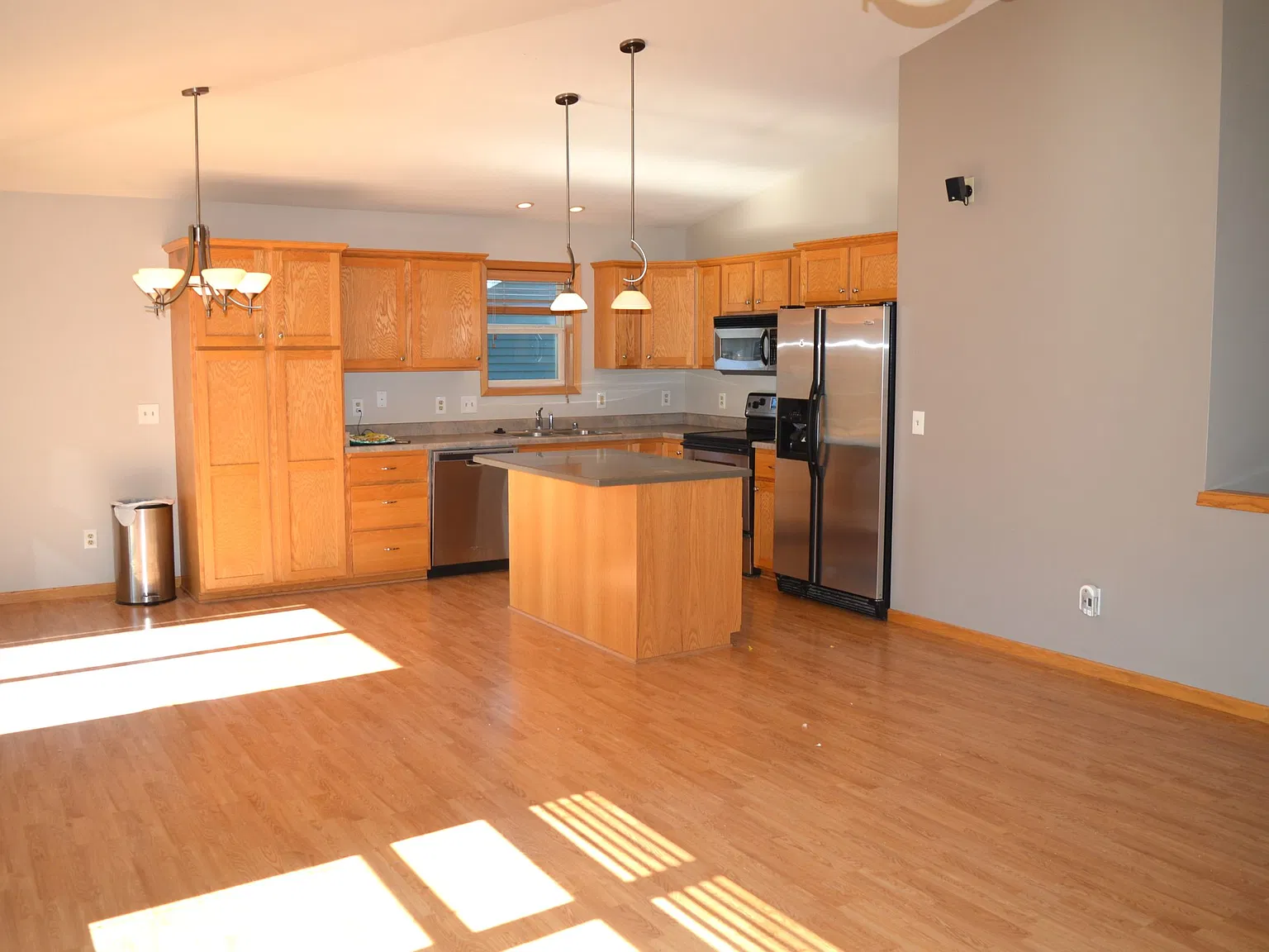 3 bed, 2366 sqft, $2,895 — Photo 4