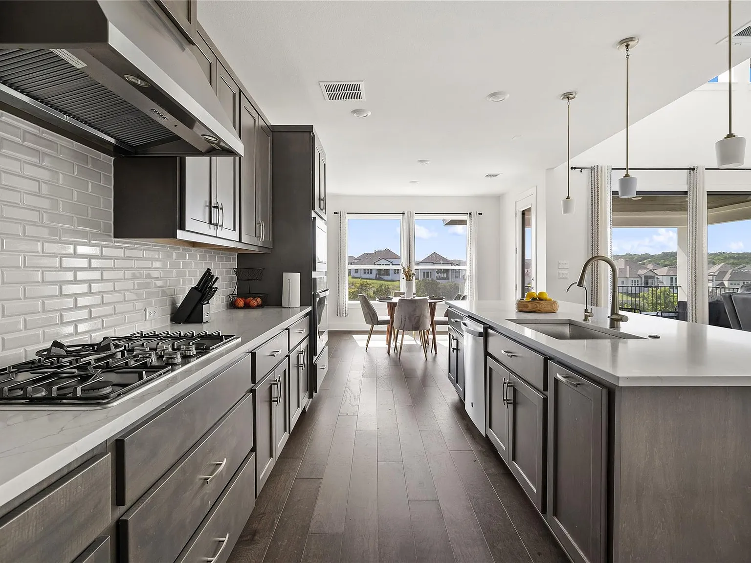 5 bed, 4.5 bath, 4018 sqft, $4,150 — Photo 4