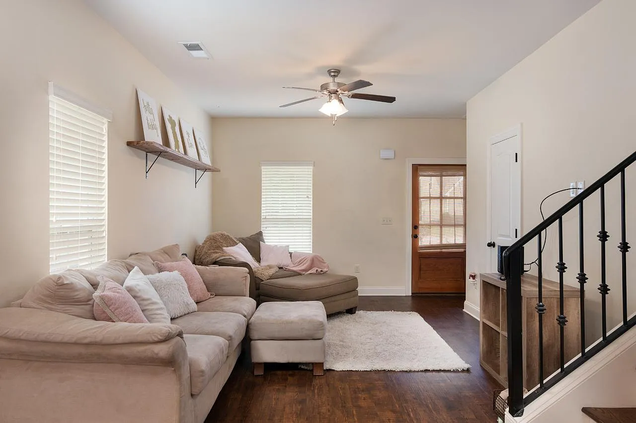 4 bed, 4.5 bath, 2015 sqft, $2,800 — Photo 3