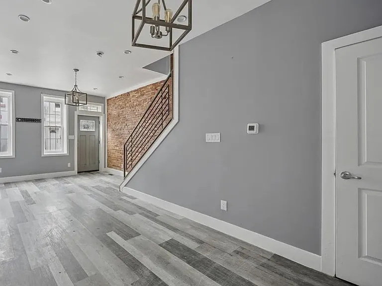 2500 N Douglas St — Photo 1