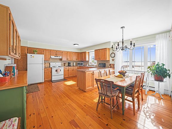 5th image of 990 Hackmatack Rd