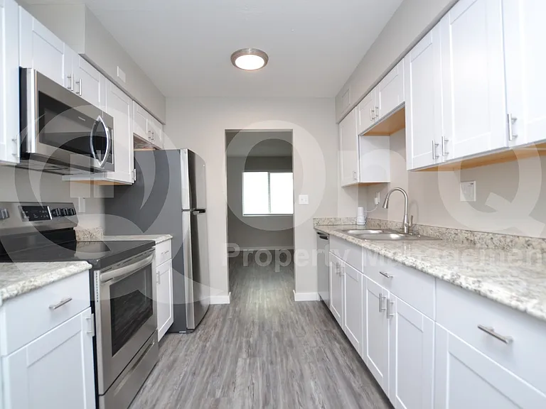 2210 W Devonshire Ave #8 — Photo 2