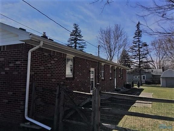 3rd image of 215 Meadowood Dr