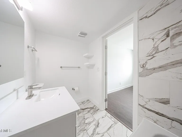 812 W 14th St — Photo 35