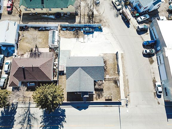 3rd image of 1014 Pilot Butte Ave