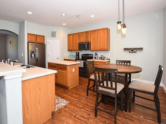 2nd image of 19 Ludlow Ln E