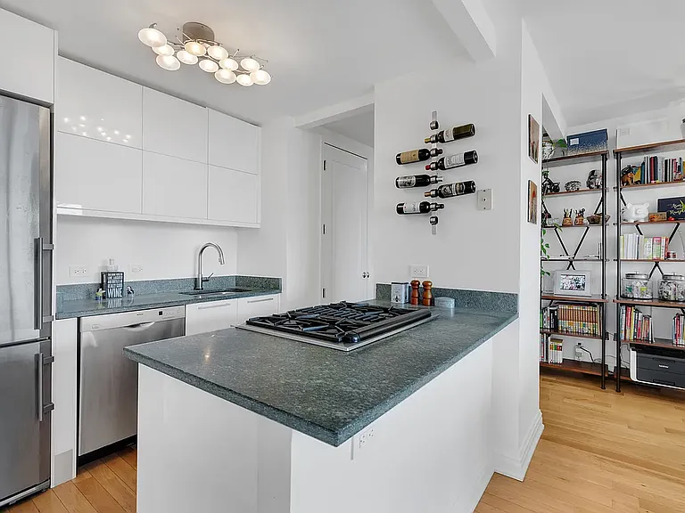1438 3rd Ave #21B — Photo 4