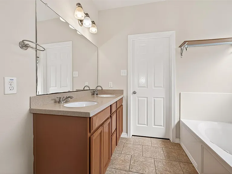 24526 Avellino Ct — Photo 30
