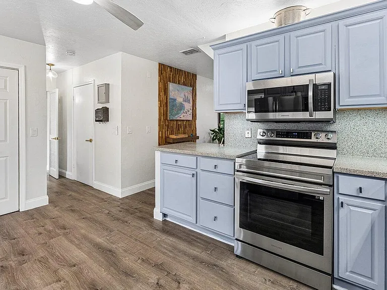 2101 N Palm Cir — Photo 9