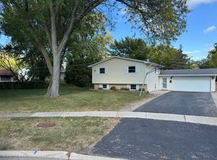 7101 Longmeadow Ln, Hanover Park, IL 60133