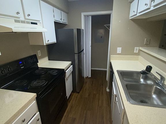 3rd image of 246 Afton Sq Unit 206