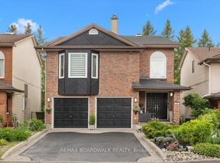 24 Hackett St, Ottawa, ON K1V 0P7