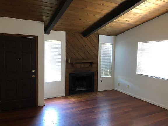 3rd image of 1003 E Oakridge Ave