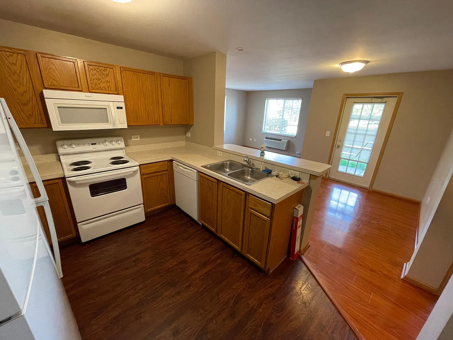 2 bed, 1300 sqft, $2,050 — Photo 2